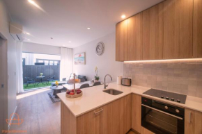 Modern Townhouse Close to City with Full Kitchen - Ellerslie